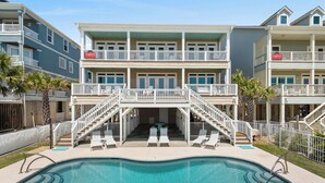 Un hôtel doté d’une piscine, de plusieurs balcons et d’une structure à deux étages.