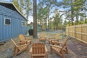 Property grounds - Cobalt Bungalow w/AC, Fully Fenced Yard, Covered Patio, 4 Smart TVs, W/D, WiFi (Flagstaff)