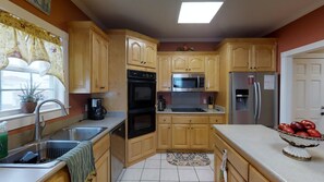 ثلاجة، ميكروويف، فرن، موقد طهي مسطح