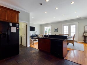 Kühlschrank, Mikrowelle, Geschirrspüler, Esstisch