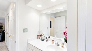 Bathtub - Closest Shorehaven Unit to Cherry Grove Beach • 4-Min Walk • Sleeps 6 (North Myrtle Beach)