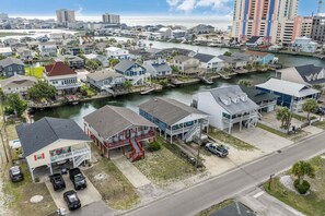 Une zone résidentielle côtière comprenant des maisons, un port de plaisance et une route.