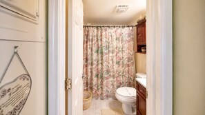 Bathtub - Oceanfront Ground Floor • Walk to Shops • Steps to Sand • Grand Strand I 1 (North Myrtle Beach)
