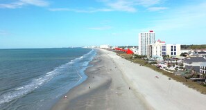 On the beach - Oceanfront Ground Floor • Walk to Shops • Steps to Sand • Grand Strand I 1 (North Myrtle Beach)