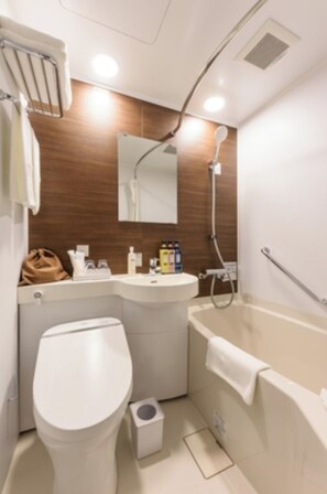 Un baño moderno con inodoro, lavamanos y bañera.