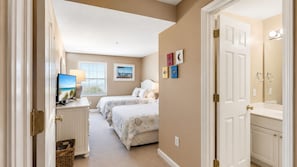 4 bedrooms, WiFi, wheelchair access - Spacious 4BR • Beach Right Across the Street • First-Floor • Community Pool & Elevator • Ocean Pointe A2 (North Myrtle Beach)