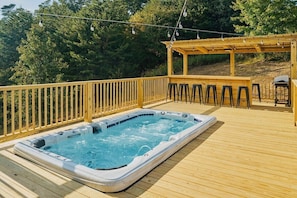Outdoor spa tub - Family Cabin w/ Private Swim Spa, Theater & Game Room Near Pigeon Forge (Sevierville)