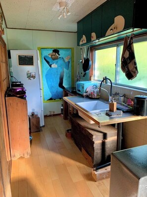 冷蔵庫、電子レンジ、コンロ、調理器具と食器