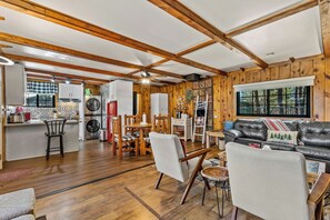 TV connectée, cheminée, livres, médiathèque