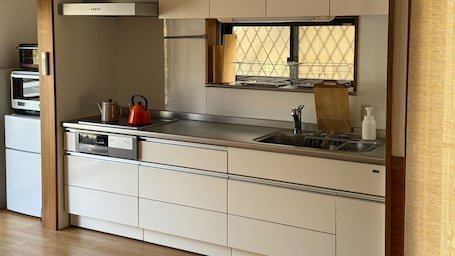 Fridge, microwave, stovetop, cookware/dishes/utensils. Rental of the whole house at the foot of mtMine Horokusha - peak foothills / Sagamihara Midori-ku Kanagawa