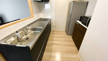 Réfrigérateur, micro-ondes, plaque de cuisson