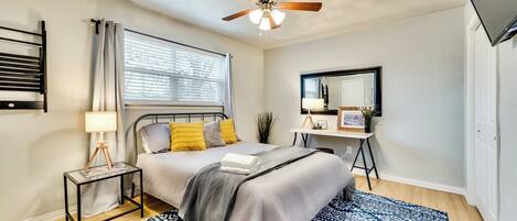 1 غرفة نوم ومكتب ومكواة/لوح كي وسرير سفر