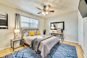 1 Schlafzimmer, Schreibtisch, Bügeleisen/Bügelbrett, Reisekinderbett