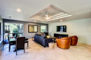 Smart TV y chimenea