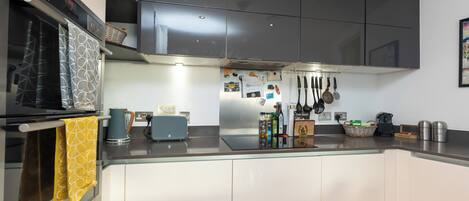 冰箱、微波炉、烤箱、洗碗机