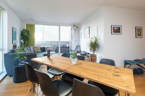 Dining - Quiet modern flat close to Londons top attractions (London)