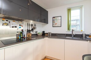 Fridge, microwave, oven, dishwasher - Quiet modern flat close to Londons top attractions (London)