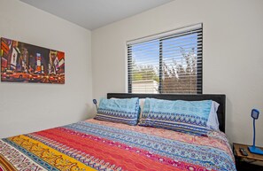 3 bedrooms, iron/ironing board, free WiFi, bed sheets - Route 66 Bodacious Bungalow w/AC, Fully Fenced Yard, W/D, 4 Smart TVs, Downtown (Williams)