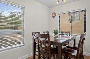 Dining - Route 66 Bodacious Bungalow w/AC, Fully Fenced Yard, W/D, 4 Smart TVs, Downtown (Williams)