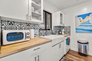 Een koelkast, een magnetron, een oven, een kookplaat