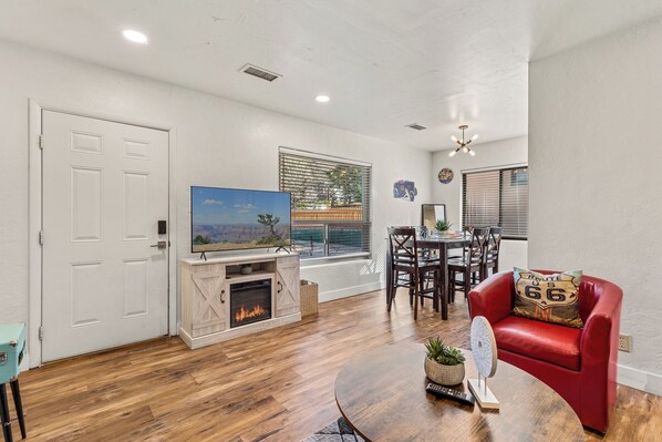 Een smart-tv, een open haard, een dvd-speler en boeken