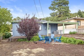 Property grounds - Route 66 Bodacious Bungalow w/AC, Fully Fenced Yard, W/D, 4 Smart TVs, Downtown (Williams)