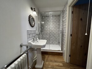 Douche, séchoir à cheveux, serviettes fournies, savon