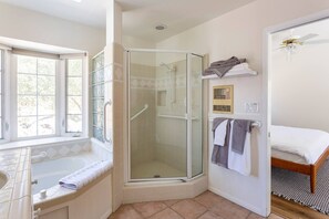 Combined shower/tub, jetted tub, hair dryer, towels - 10 Mi Sequoia National Park Entrance, Deck w/ View (Three Rivers)