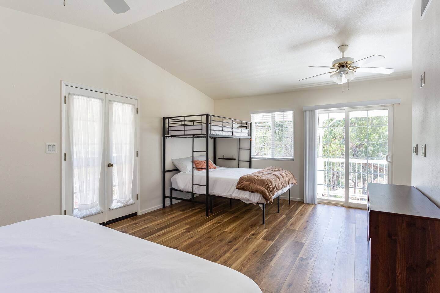 3 bedrooms, desk, iron/ironing board, travel crib