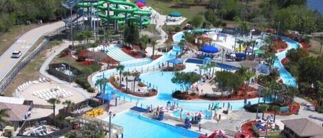 Una piscina al aire libre, una piscina climatizada