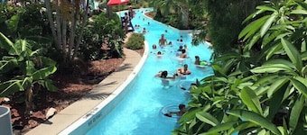 Sunshine Awaits, Tropical 3br home w heated pool, short drive to beach. Pets