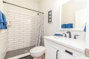 Shower, hair dryer, towels, soap - Medical District Gem i (Chicago)