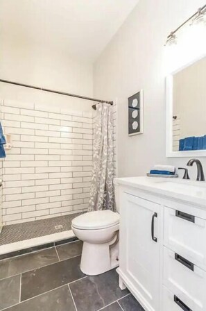 Een douche, een haardroger, handdoeken, zeep