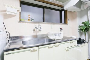 冰箱、微波炉、炉灶、厨具/餐具