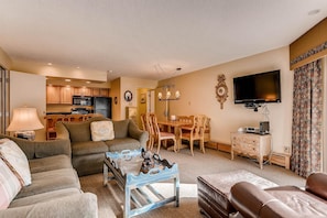 Condo, varias camas (Westwind 306 2BD 2BA condo) | Sala de estar | Televisión de pantalla plana y chimenea