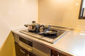 Refrigerador, microondas, parrilla de estufa y utensilios de cocina 