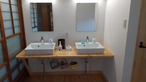 Secador de cabelo, toalhas de banho