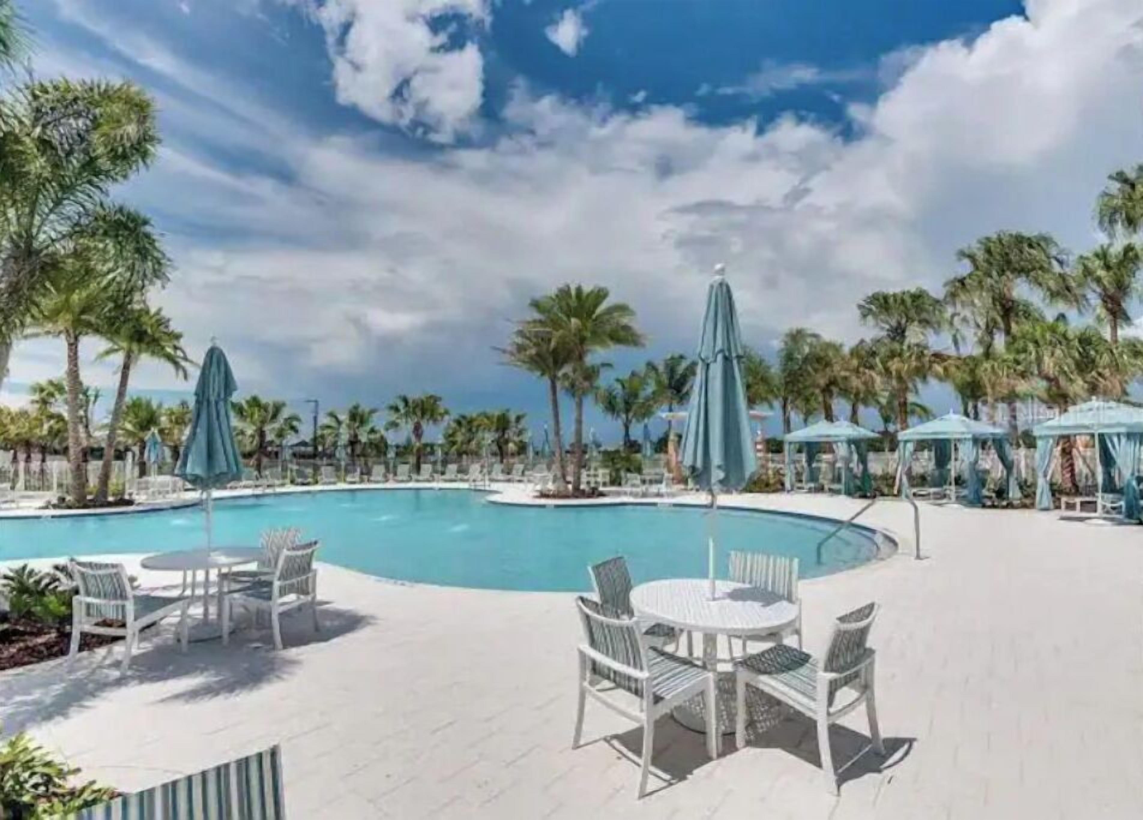 Alberca al aire libre y alberca climatizada