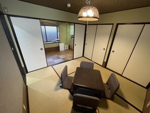 A traditional Japanese-style room with tatami flooring, a low table, and shoji screens. - A 4minute walk from Keihan Shichijo Station the  / Kyoto Higashiyama Kyōto (Kyoto Higashiyama)