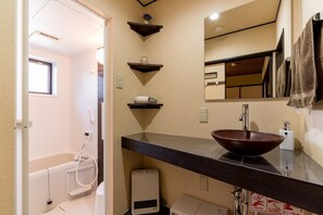 Kostenlose Toilettenartikel, Haartrockner, Hausschuhe, Handtücher