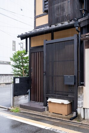 Exterior detail - Room 2FA where you can stay with your beloved ca / Kyoto Kyōto (Kyoto)