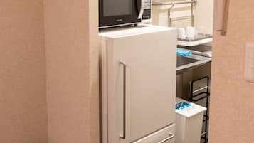 Fridge, microwave, stovetop, cookware/dishes/utensils