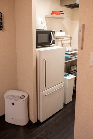 冰箱、微波炉、炉灶、厨具/餐具