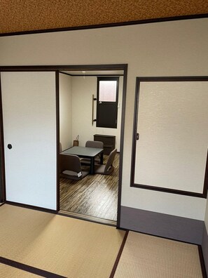 2 habitaciones, escritorio, tabla de planchar con plancha y wifi gratis 