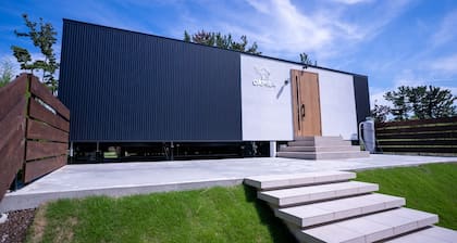 A large lawn and wooden deck spread out in a priva / Makinohara Shizuoka