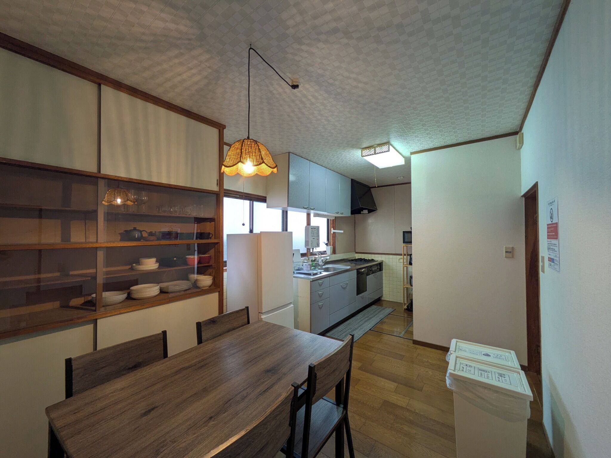 冷蔵庫、電子レンジ、コンロ、調理器具と食器