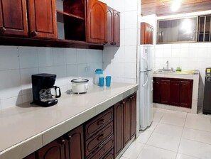 Mikrowelle, Wasserkocher mit Kaffee-/Teezubehör