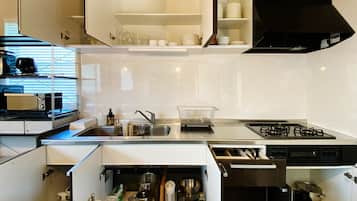 Frigorífico, microondas, placa de cocina y utensilios de cocina