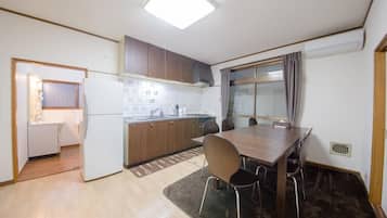 Fridge, microwave, stovetop, cookware/dishes/utensils