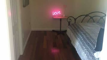 1 bedroom, desk, iron/ironing board, WiFi